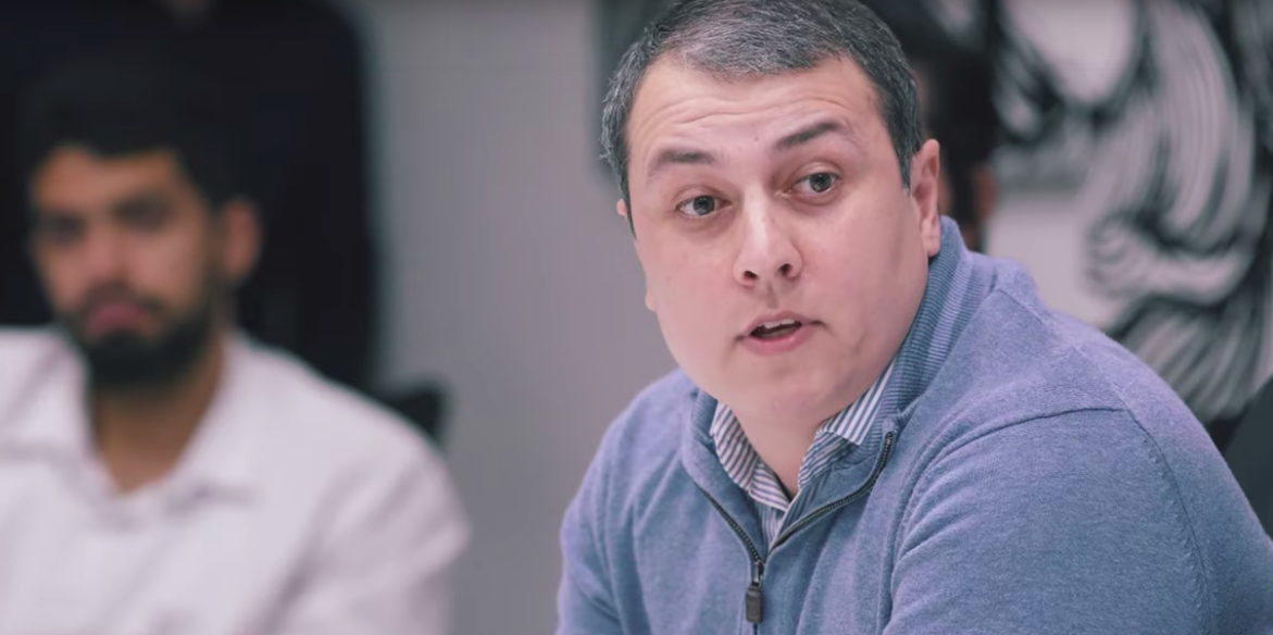 Homem olhando para o ladoDescrição gerada automaticamente