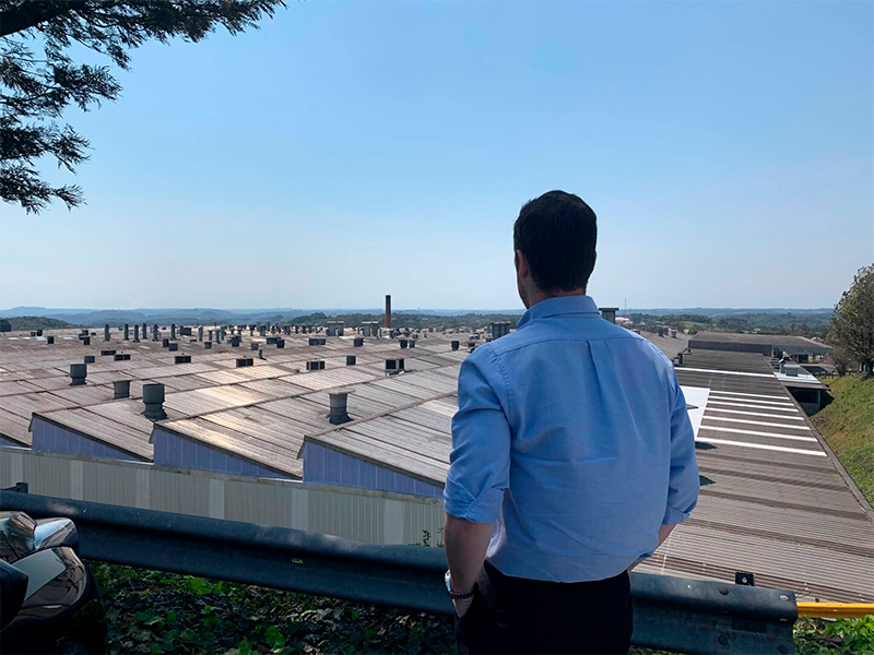 Homem ao lado de uma praiaDescrição gerada automaticamente