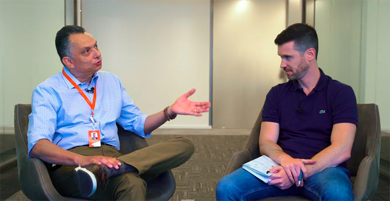 Uma imagem contendo pessoa, no interior, homem, olhandoDescrição gerada automaticamente