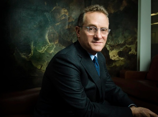 Homem de terno e gravataDescrição gerada automaticamente