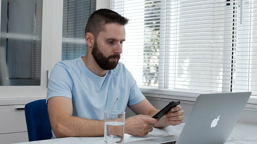 Uma imagem contendo pessoa, janela, interior, homemDescrição gerada automaticamente