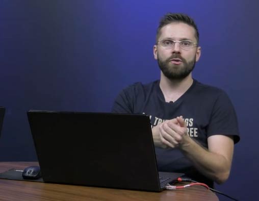 Uma imagem contendo pessoa, laptop, computador, homemDescrição gerada automaticamente